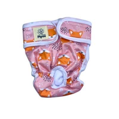 Vista frontal del pañal reutilizable para perra modelo Fox, con estampado rosa pastel de caritas de zorros naranjas