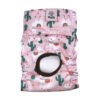 Vista frontal del pañal reutilizable para perrita, modelo llamas, con estampado de llamas y cactus en tonos blanco y verde sobre fondo rosado suave 1