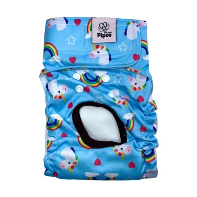 Vista frontal del pañal reutilizable para perrita, modelo unicornios, con estampado de unicornios, corazones, estrellas y arcoiris sobre fondo celeste 1