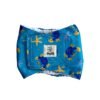 Vista frontal del pañal reutilizable para perro macho, modelo Cangrejitos, con estampado de cangrejos azules, estrellas de mar y burbujas sobre fondo celeste brillante