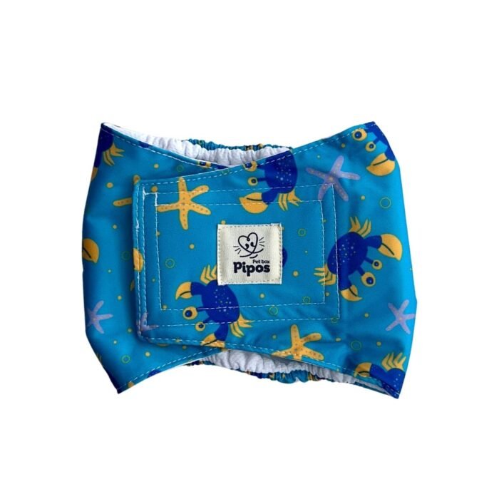 Vista frontal del pañal reutilizable para perro macho, modelo Cangrejitos, con estampado de cangrejos azules, estrellas de mar y burbujas sobre fondo celeste brillante