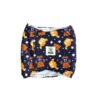 Vista frontal del pañal reutilizable para perro macho, modelo Osito Veloz, con estampado de ositos con camiseta número 12, autos naranjas y estrellas blancas sobre fondo azul oscuro