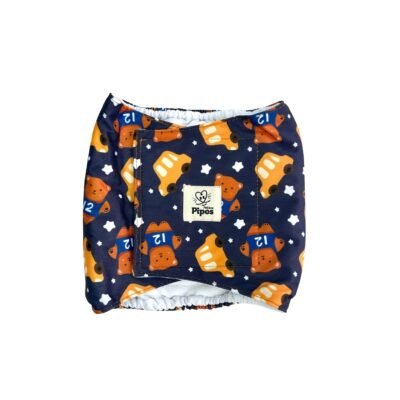 Vista frontal del pañal reutilizable para perro macho, modelo Osito Veloz, con estampado de ositos con camiseta número 12, autos naranjas y estrellas blancas sobre fondo azul oscuro