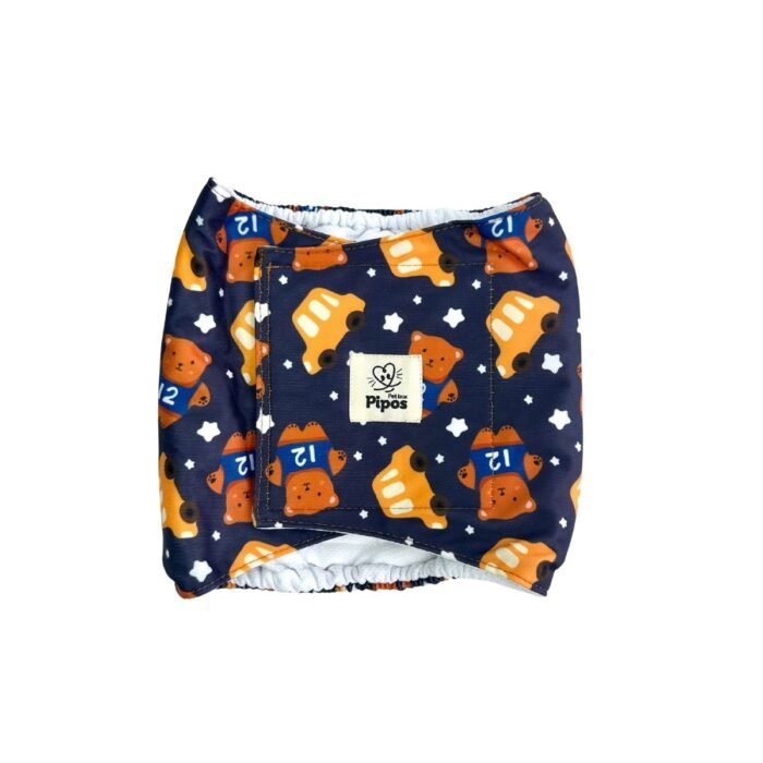 Vista frontal del pañal reutilizable para perro macho, modelo Osito Veloz, con estampado de ositos con camiseta número 12, autos naranjas y estrellas blancas sobre fondo azul oscuro