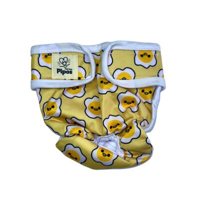 Vista frontal del pañal reutilizable para perra modelo Huevitos, con estampado amarillo de huevitos sonrientes sobre fondo amarillo pastel