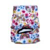 Vista frontal del pañal reutilizable para perrita, modelo Arcoíris Floral, con estampado de arcoíris multicolor y flores en tonos rosados, amarillos y azules sobre fondo blanco
