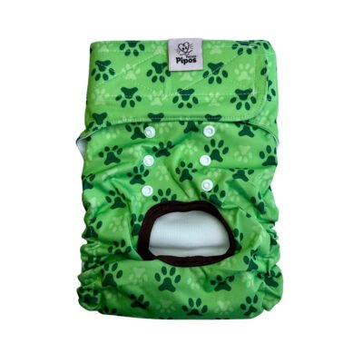 Vista frontal del pañal reutilizable para perrito, modelo Huellita Verde, con estampado de huellitas oscuras en diferentes tamaños sobre fondo verde brillante