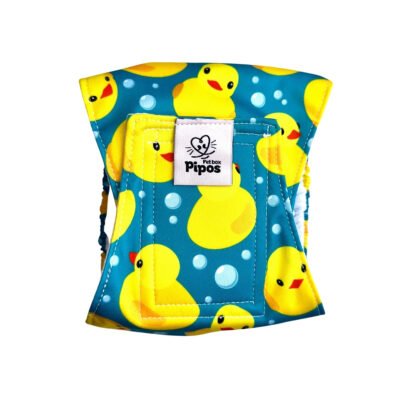 Vista frontal del pañal reutilizable para perro macho modelo Patitos Amarillos, tipo fajín con estampado de patitos amarillos sobre fondo azul