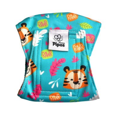 Vista frontal del pañal reutilizable para perro macho modelo Tigre Aventurero, tipo fajín con estampado de tigres, hojas tropicales y la palabra “RAWR” en fondo celeste