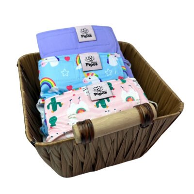 Vista frontal del tripack de pañales reutilizables para perra modelo variado, con estampados aleatorios y coloridos (2)