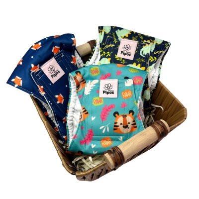 Vista frontal del tripack de pañales reutilizables para perro macho, tipo fajín con modelos variados y aleatorios (2)