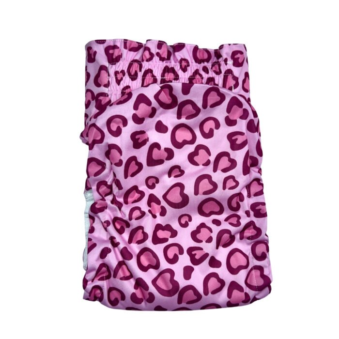 Vista trasera del pañal reutilizable para perra modelo Corazones Rosa, con estampado de corazones en tonos rosados sobre fondo rosa pastel