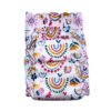 Vista trasera del pañal reutilizable para perrita, modelo Arco de Sol, con estampado de arcoíris en tonos mostaza, rosa y azul, junto a flores y formas decorativas sobre fondo rosa