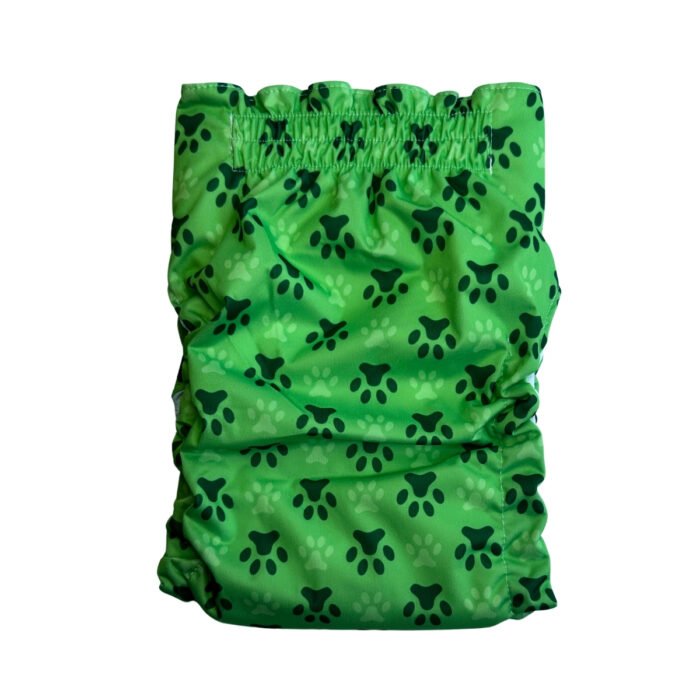 Vista trasera del pañal reutilizable para perrito, modelo Huellita Verde, con estampado de huellitas oscuras en diferentes tamaños sobre fondo verde brillante
