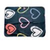 Vista superior del pad de piso reutilizable para perros modelo Corazones, con diseño de corazones en tonos rosados y blancos sobre fondo oscuro. Pad de piso reutilizable para perros – modelo Corazones