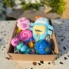 Pet box edición especial Monster Party Box de Pipos Pet Box con juguetes temáticos y coloridos (3) Pet Box – Monster Party
