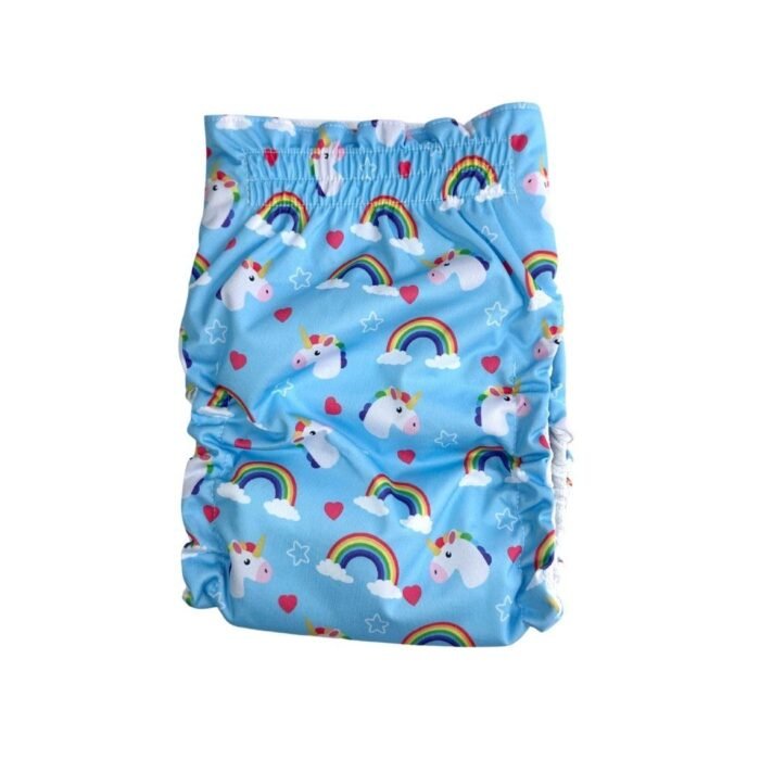 Vista trasera del pañal reutilizable para perrita, modelo unicornios, con estampado de unicornios, corazones, estrellas y arcoiris sobre fondo celeste Pañal reutilizable para hembra – modelo Unicornios
