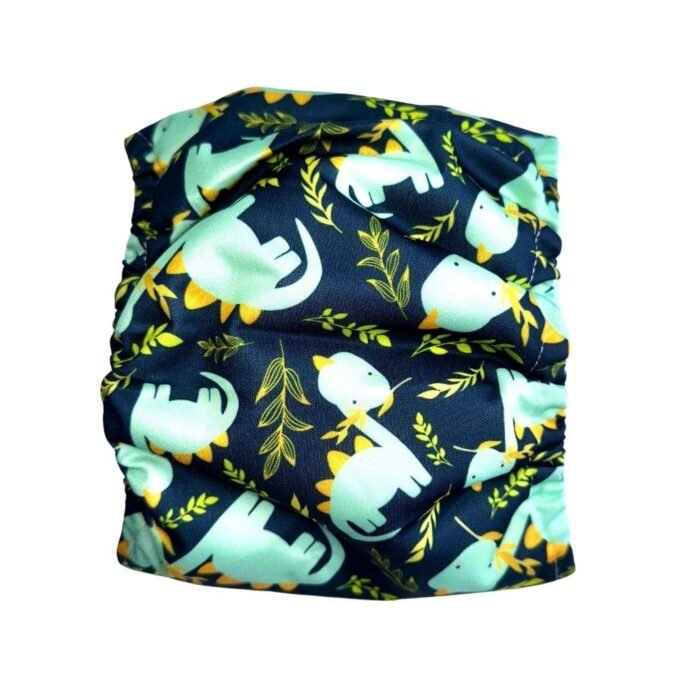 Vista trasera del pañal reutilizable para perro macho modelo Dinolandia, tipo fajín con estampado de dinosaurios verdes y hojas tropicales sobre fondo oscuro Pañal reutilizable para macho – modelo Dinolandia
